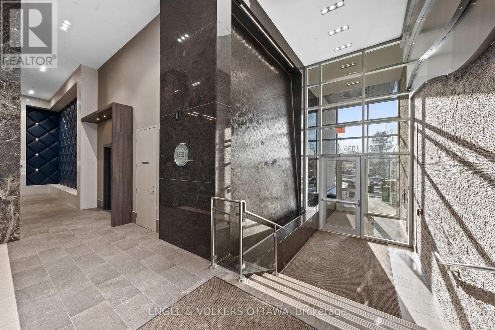 110 - 1035 BANK STREET — photo 3