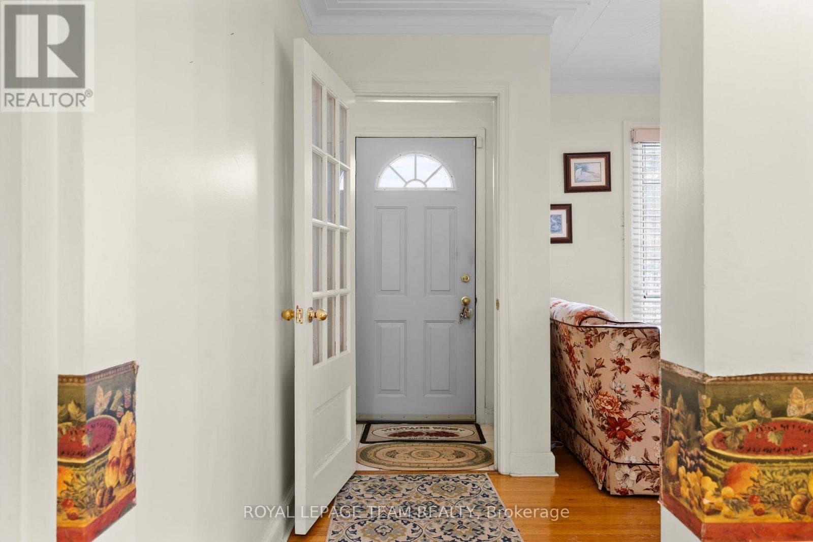 41 CAPILANO DRIVE — photo 2