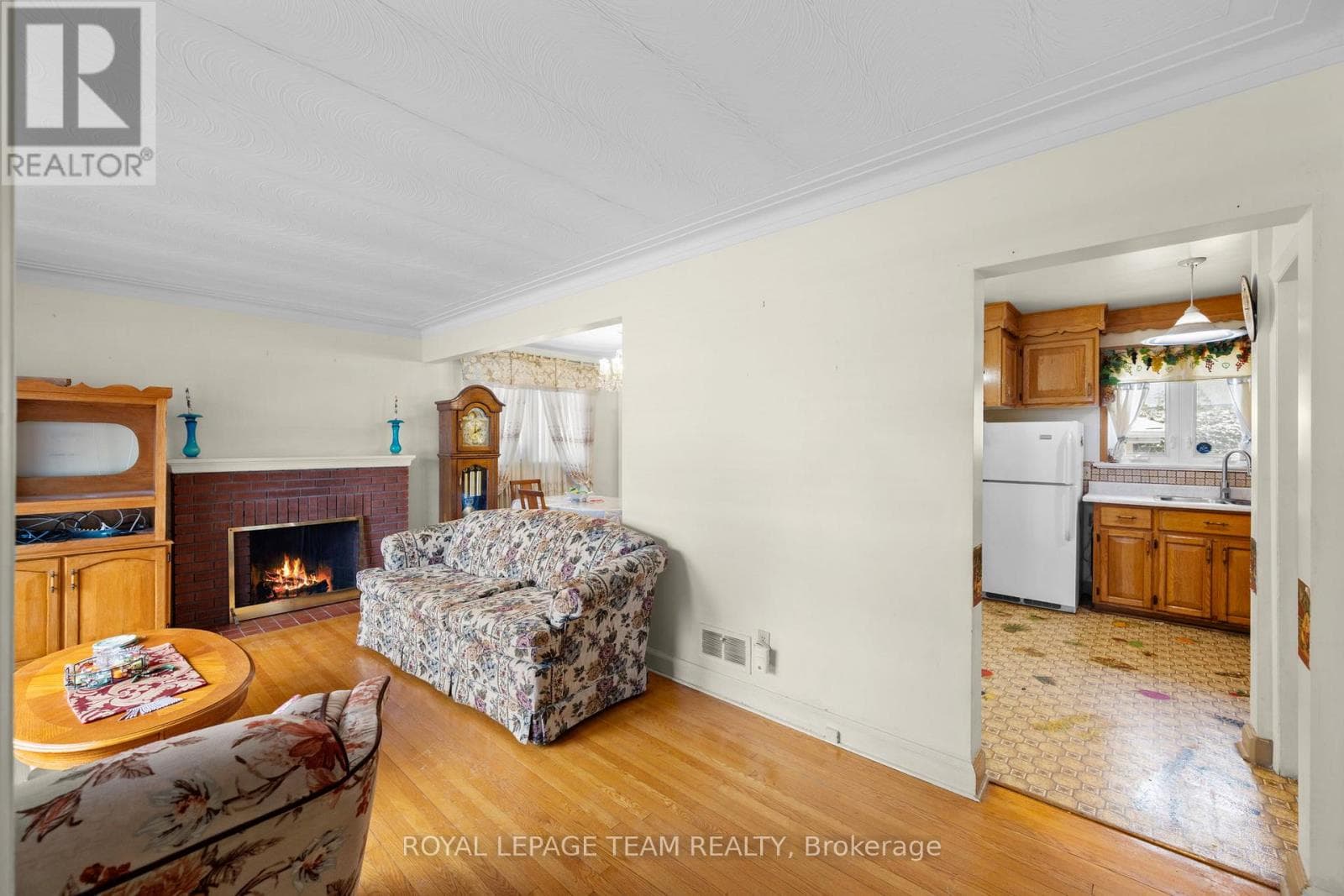 41 CAPILANO DRIVE — photo 3