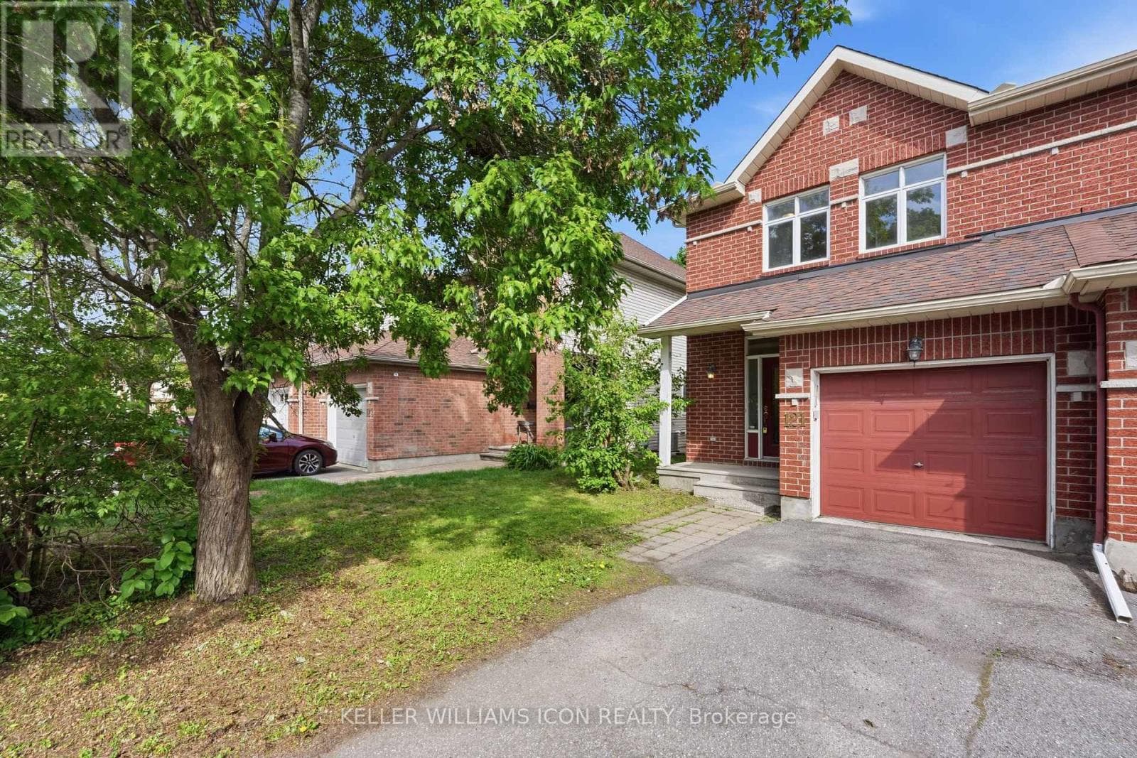 121 THORNBURY CRESCENT — photo 1