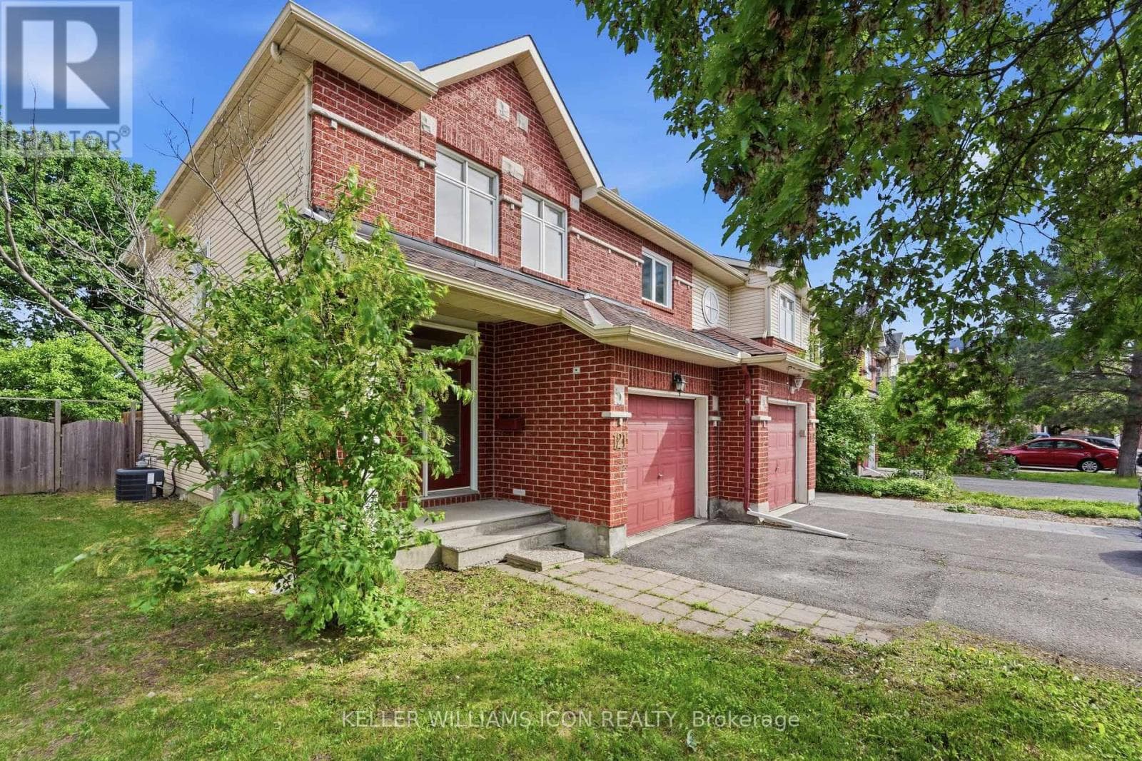 121 THORNBURY CRESCENT — photo 2