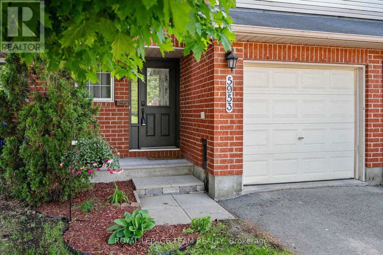5953 PINEGLADE CRESCENT — photo 2