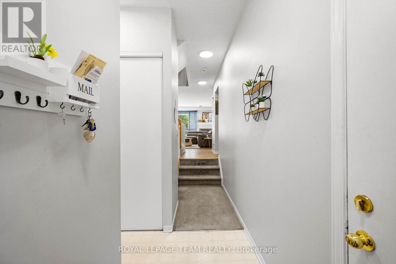 5953 PINEGLADE CRESCENT — photo 4