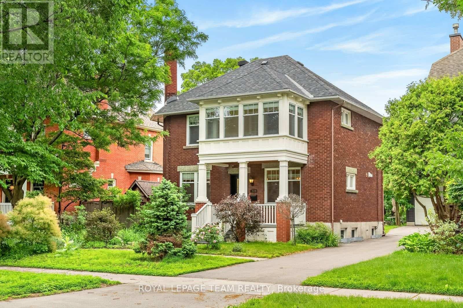 318 CLEMOW AVENUE — photo 1