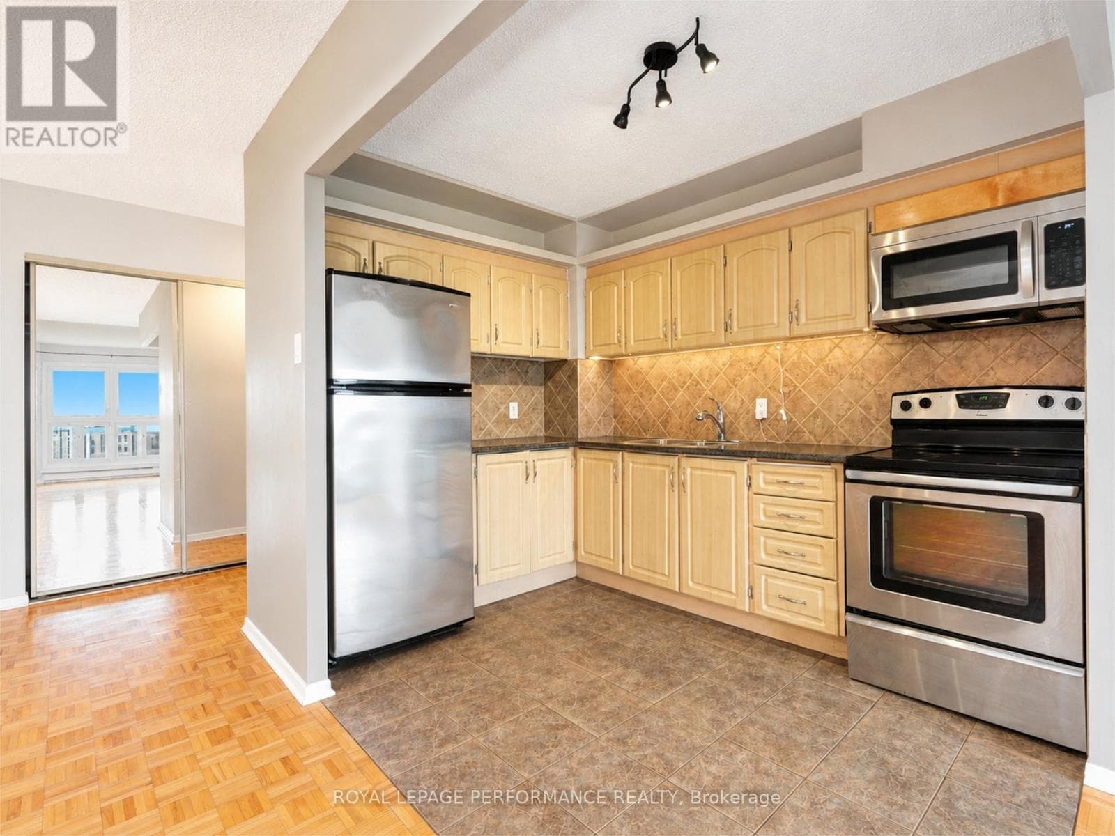 708 - 158C MCARTHUR AVENUE — photo 4