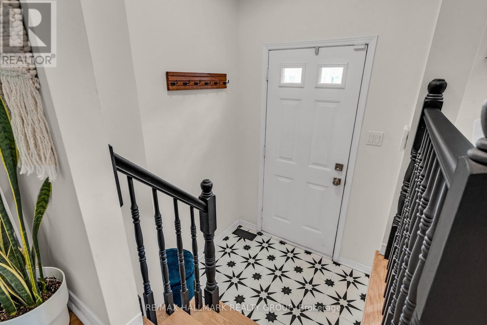 11 - 10 HINTONBURG PLACE — photo 2