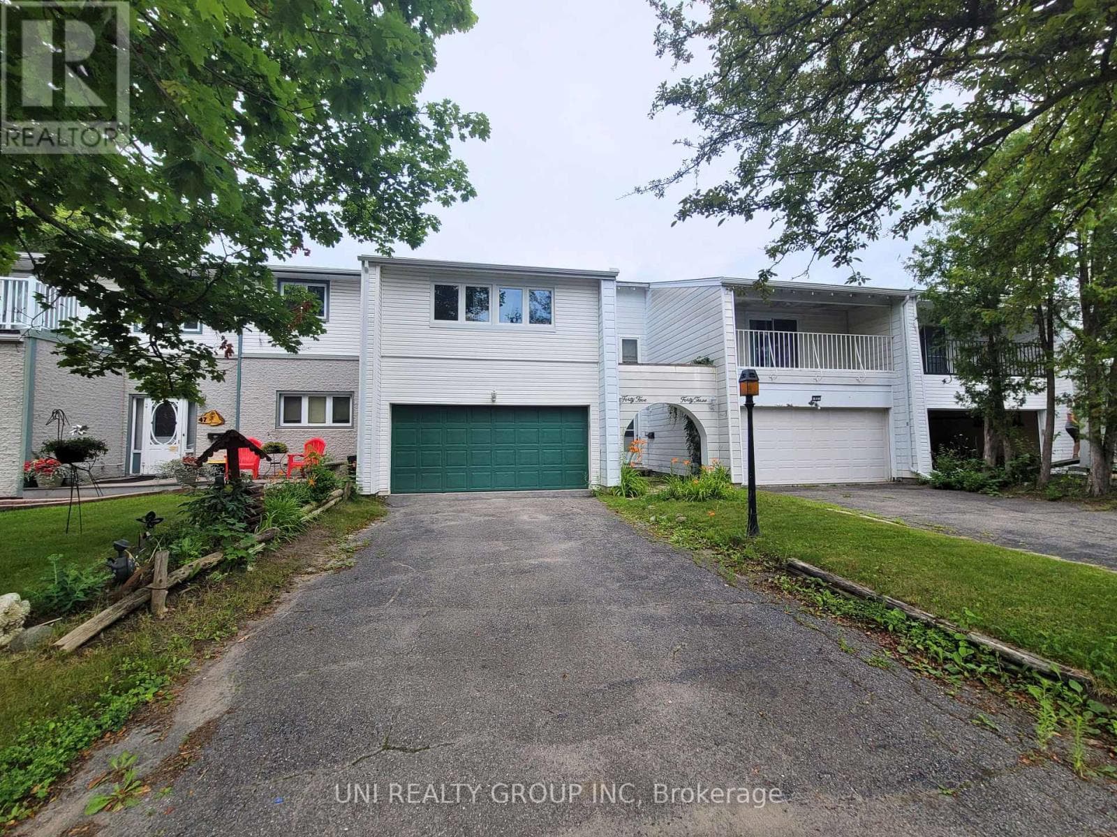 45 GRADY CRESCENT — photo 1
