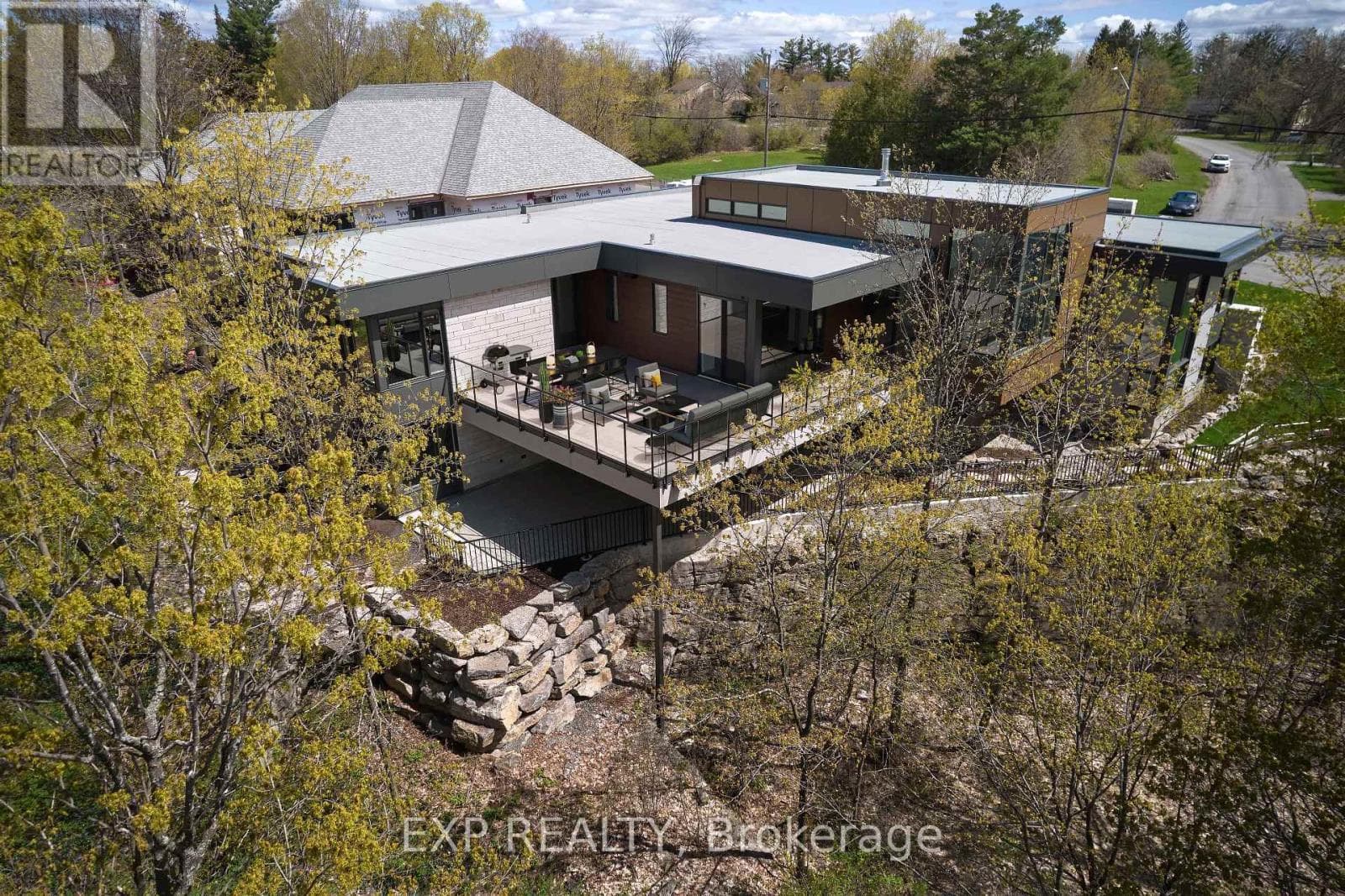 32 CLOVELLY ROAD — photo 3
