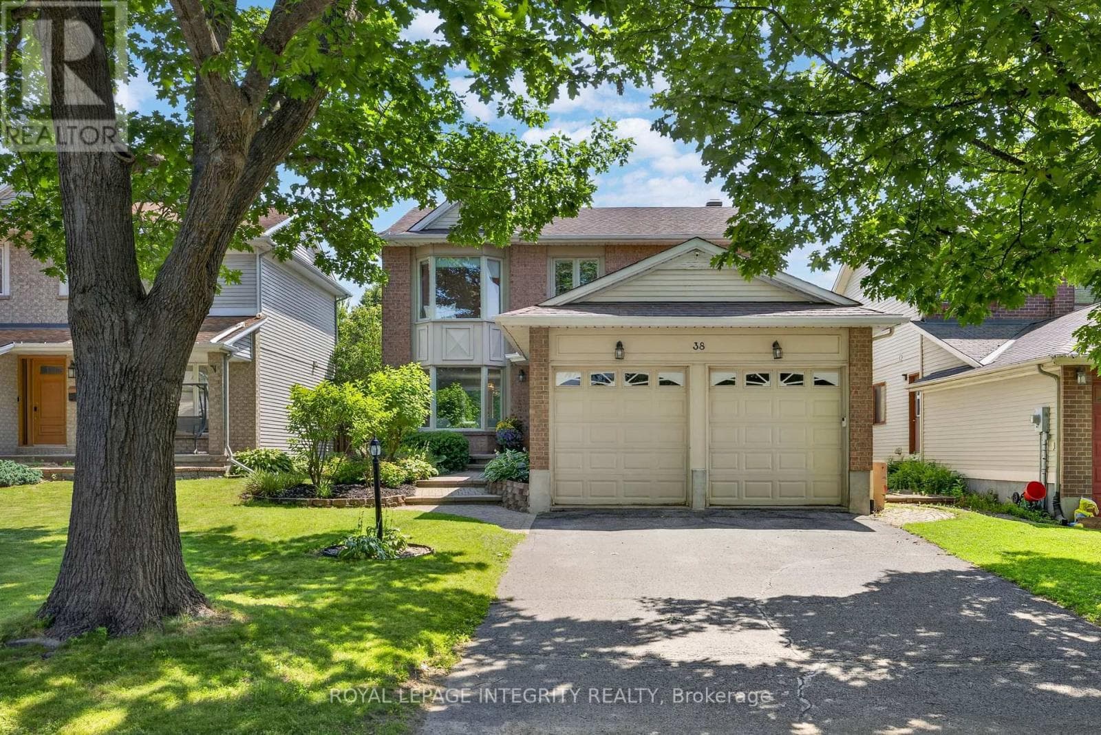 38 PEBBLE CREEK CRESCENT — photo 1