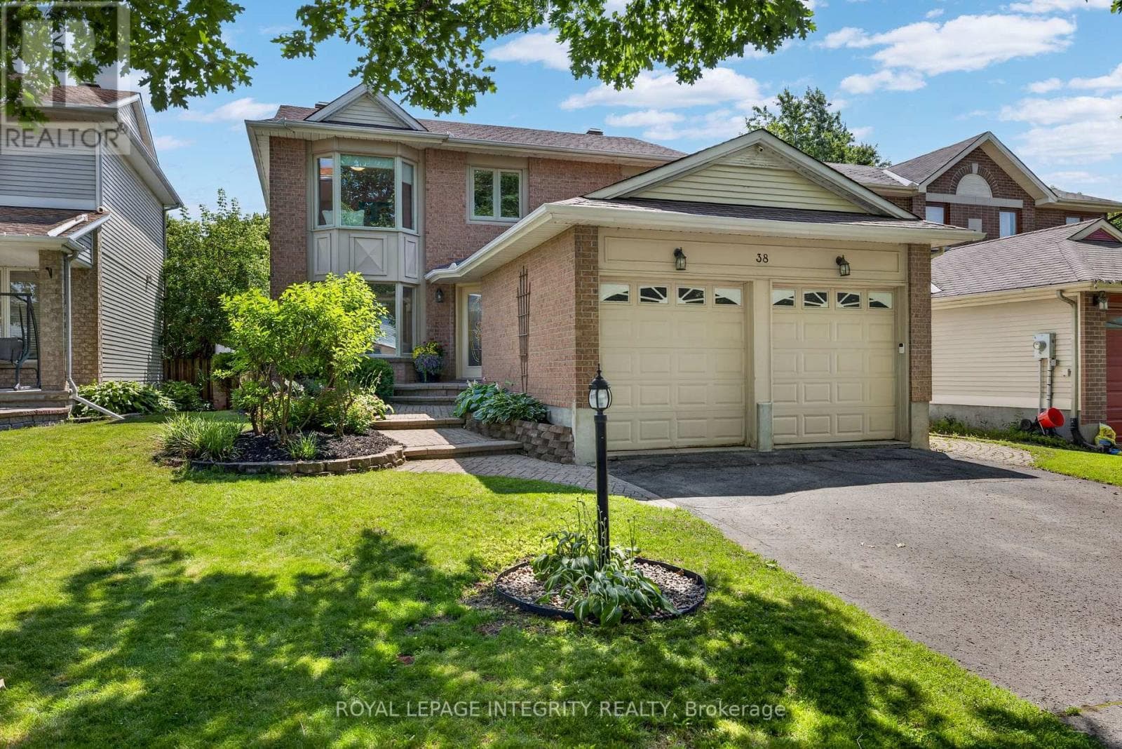 38 PEBBLE CREEK CRESCENT — photo 2
