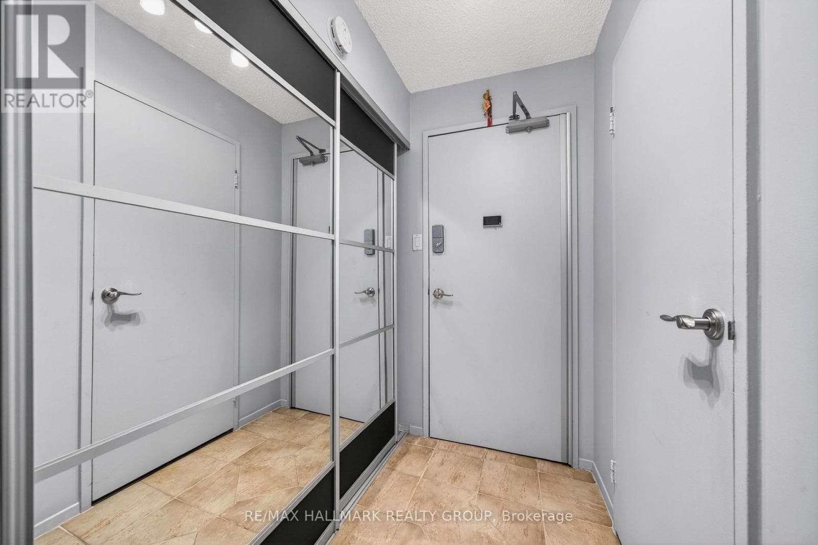 404 - 158 A MCARTHUR AVENUE — photo 2