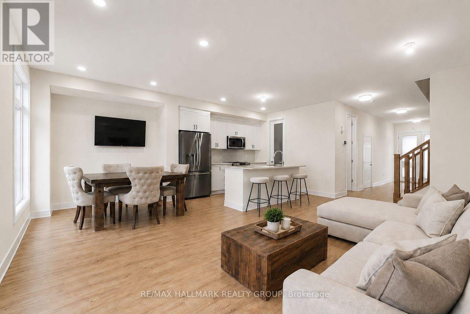 572 ROUNDHOUSE CRESCENT — photo 3