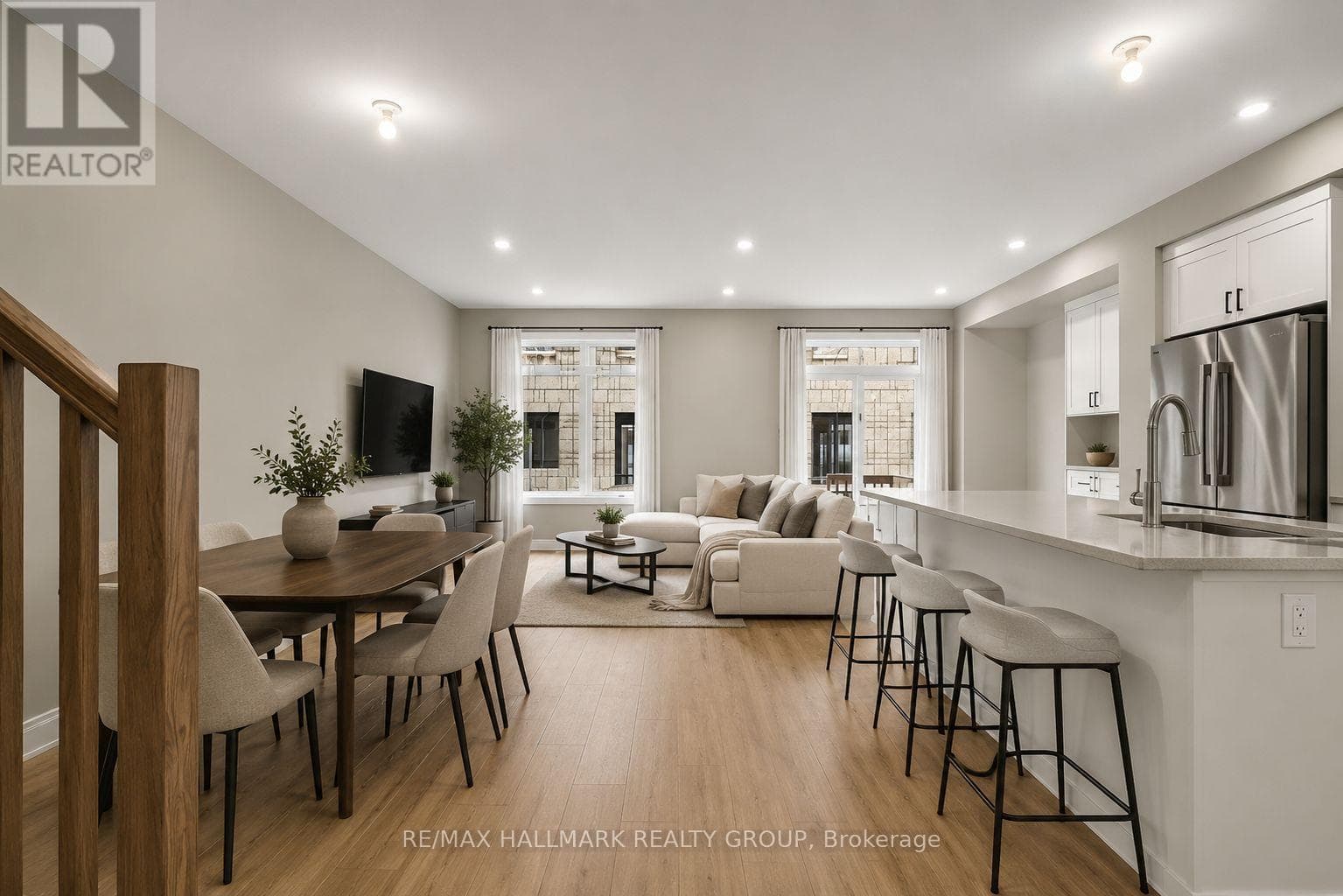 572 ROUNDHOUSE CRESCENT — photo 4