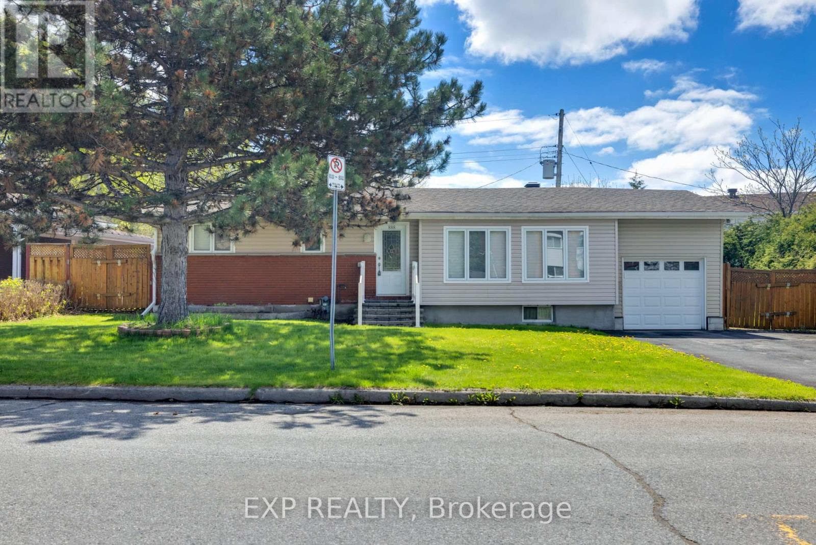 888 CHARLESWOOD AVENUE — photo 2