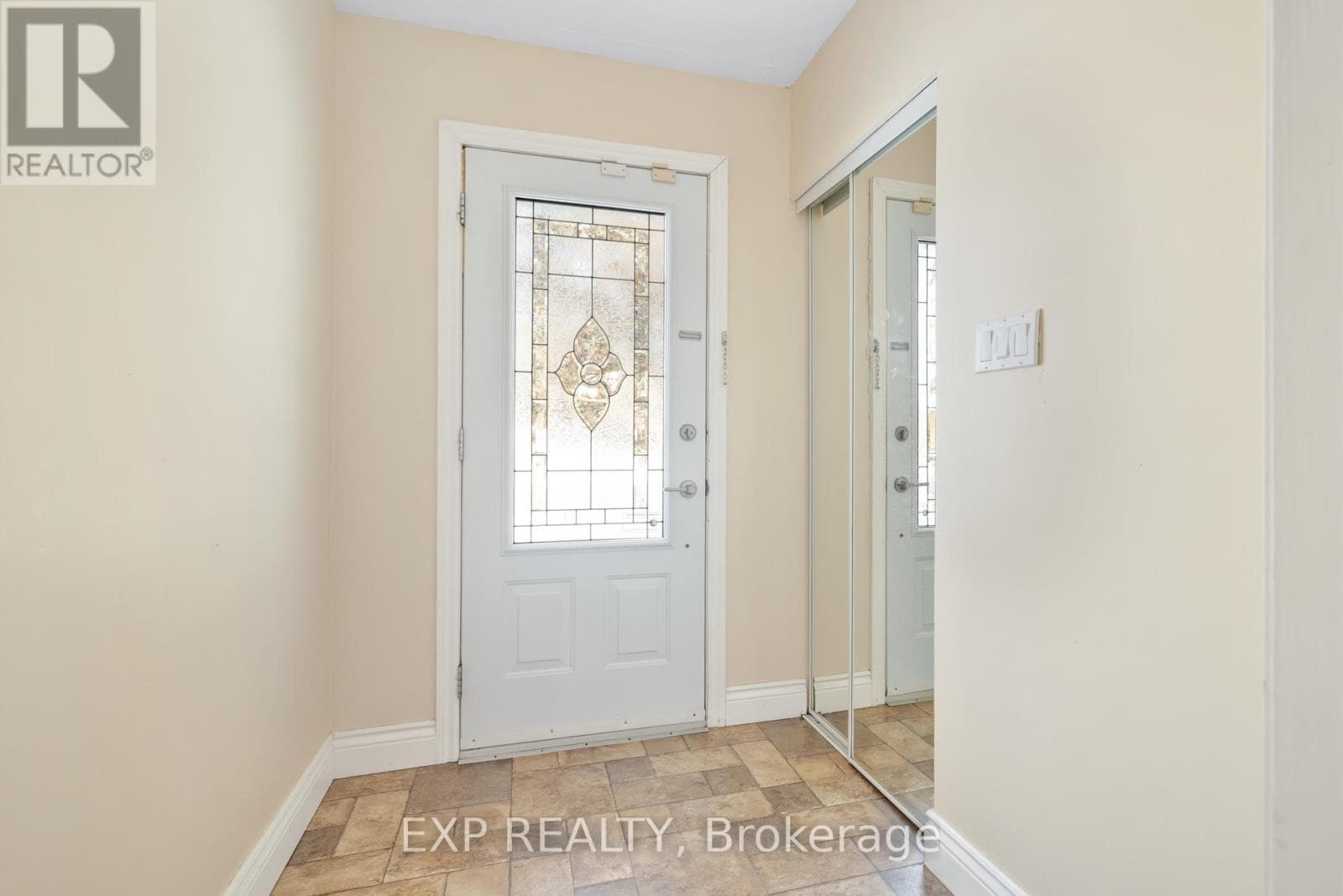 888 CHARLESWOOD AVENUE — photo 3