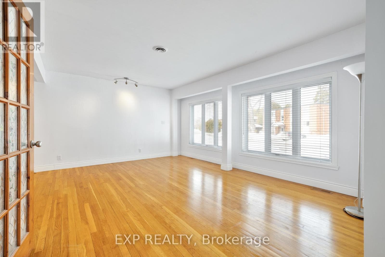 888 CHARLESWOOD AVENUE — photo 4