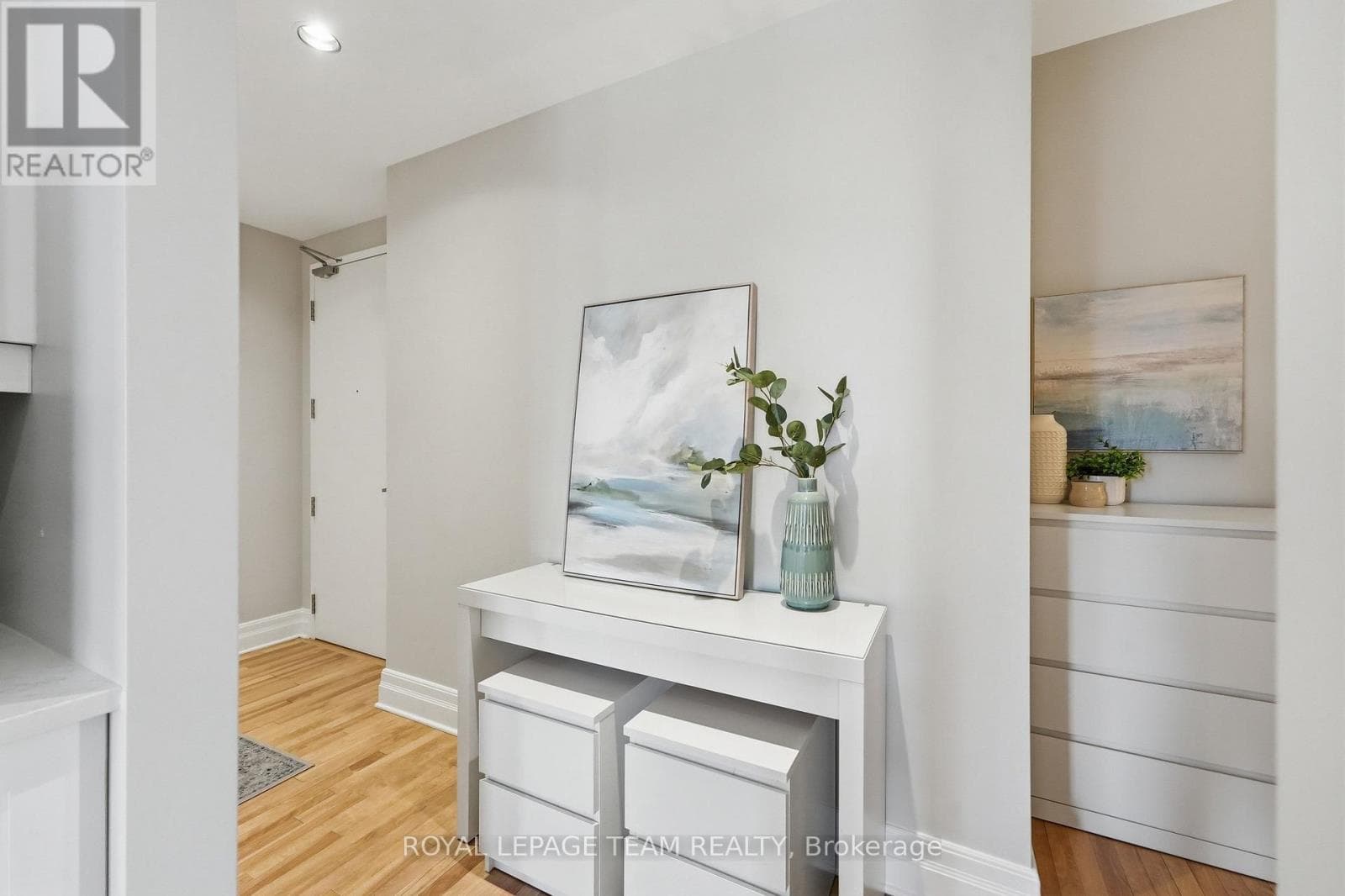 301 - 330 LORETTA AVENUE S — photo 4