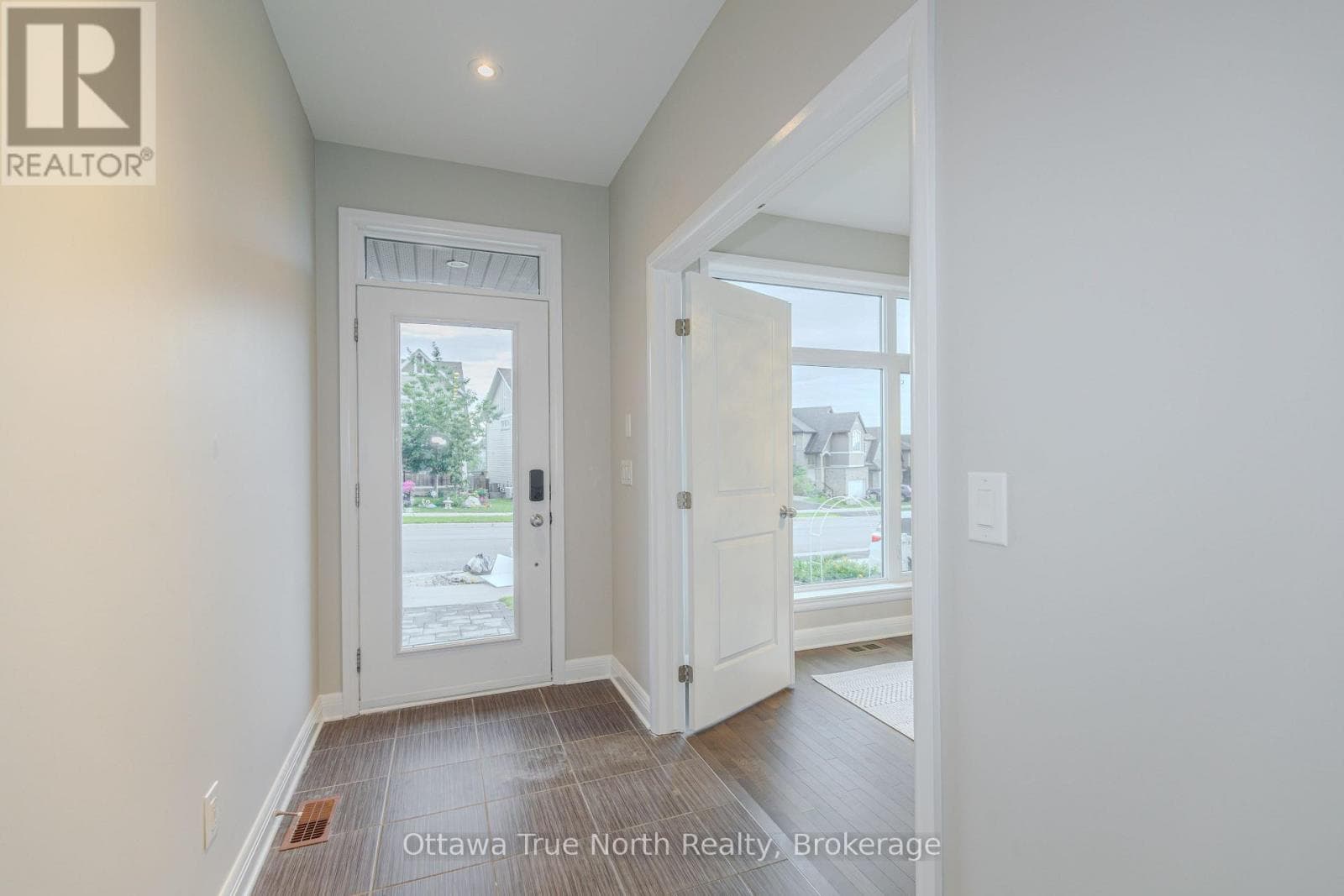 373 HUNTSVILLE DRIVE — photo 4