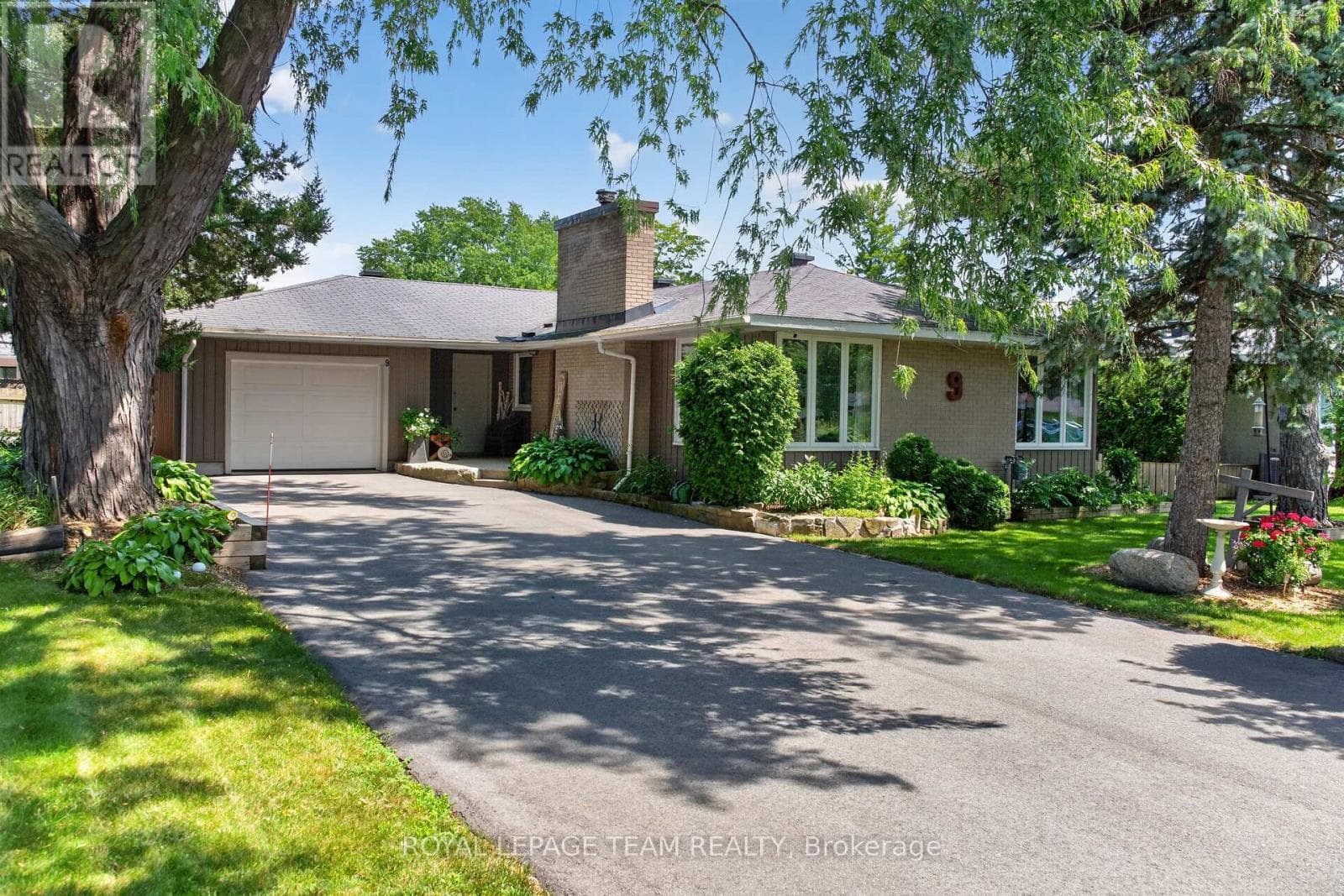 9 LAURENTIDE ROAD — photo 1