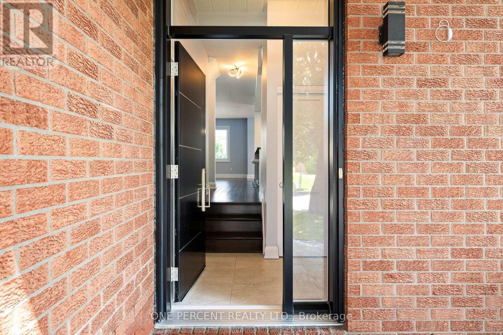 8 RASTILA CRESCENT — photo 4
