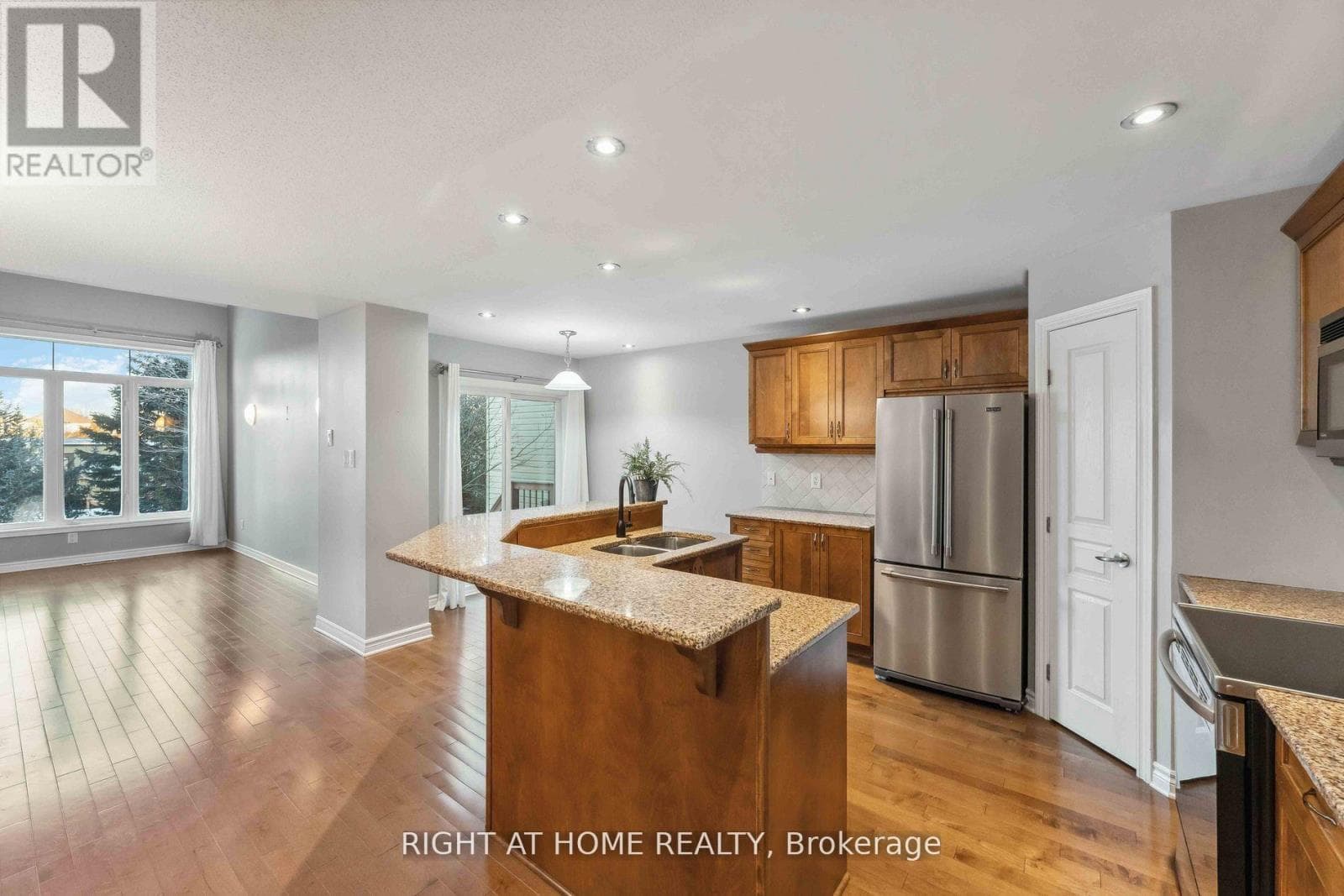 130 TANDALEE CRESCENT — photo 4