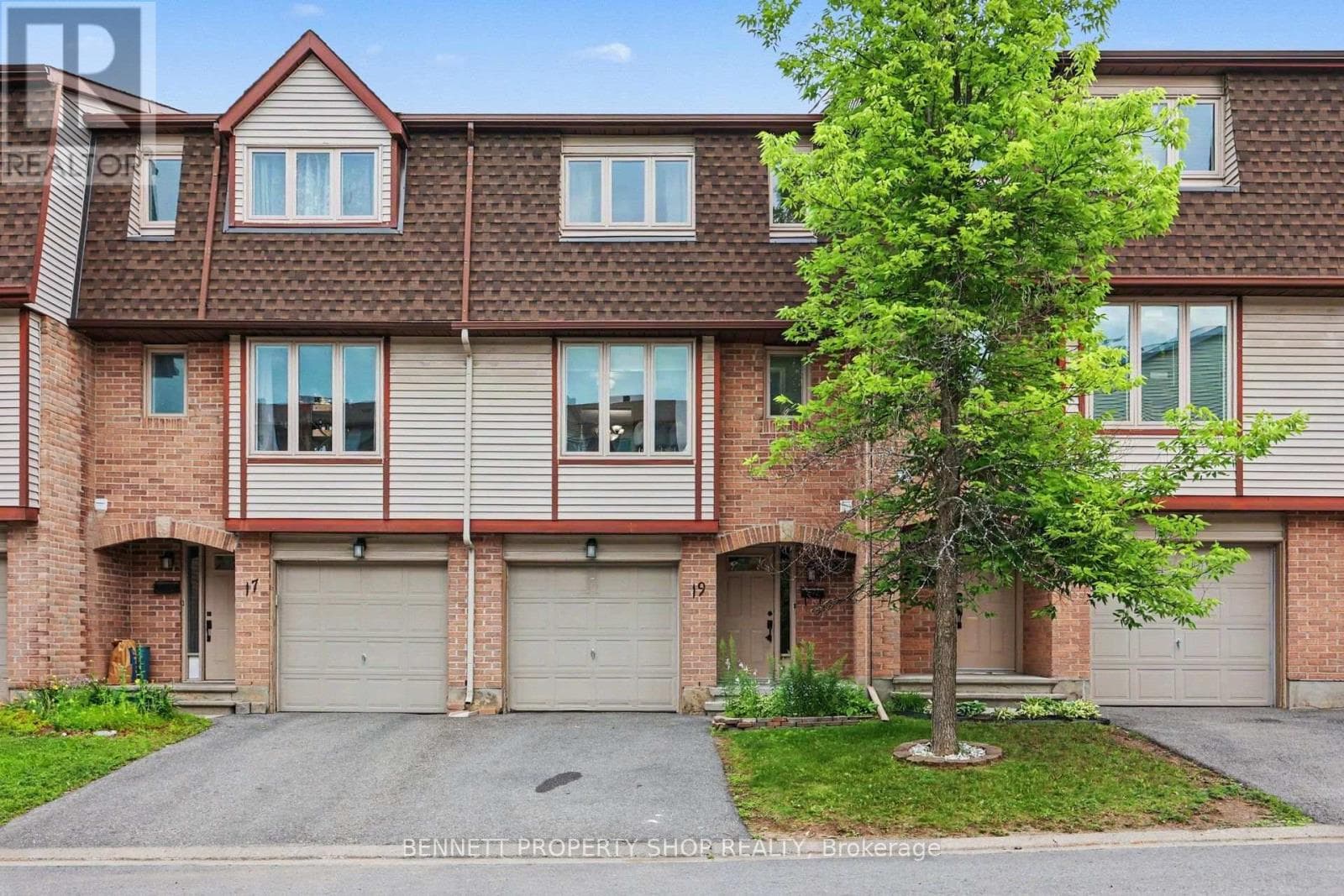 19 LIGHTFOOT PLACE — photo 1