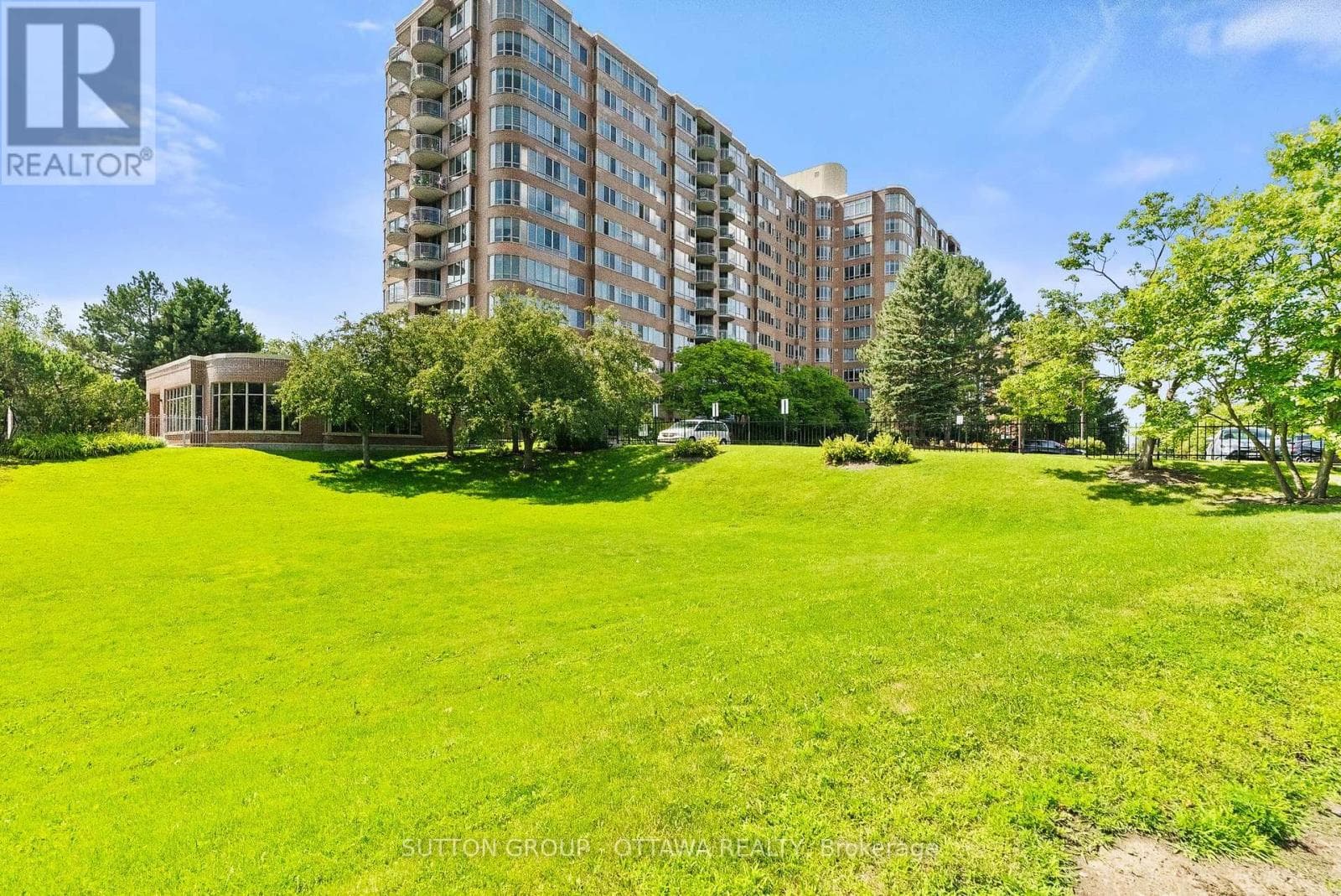 917 - 100 GRANT CARMAN DRIVE — photo 2