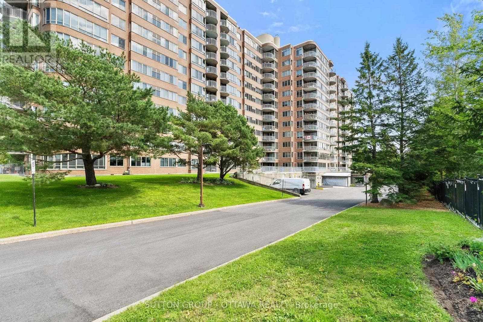 917 - 100 GRANT CARMAN DRIVE — photo 3