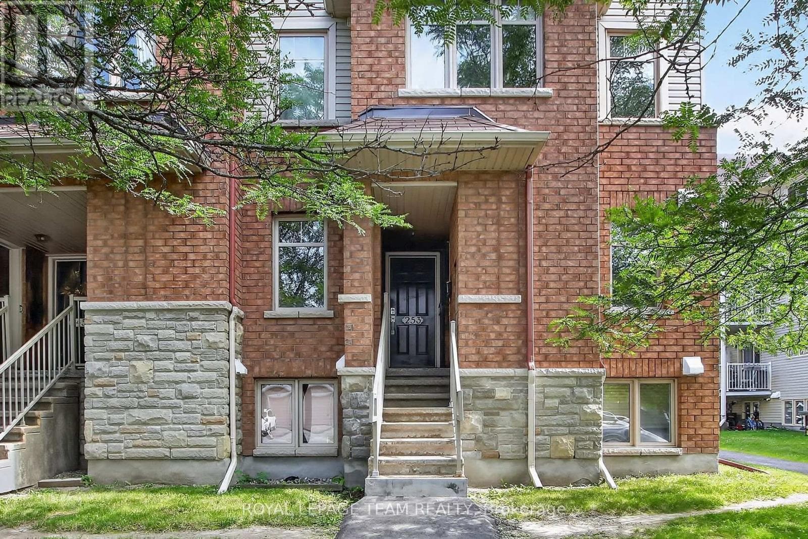 255 DEERCROFT AVENUE — photo 2