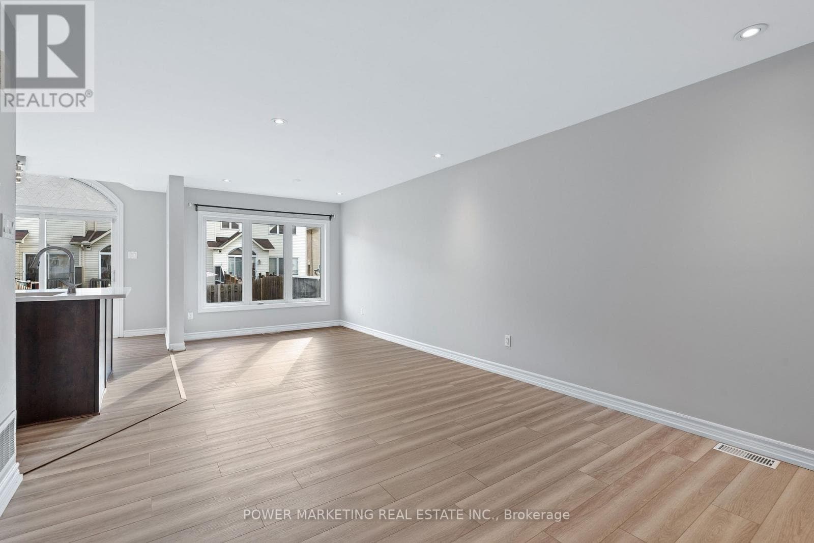 245 SILVERMOON CRESCENT — photo 3