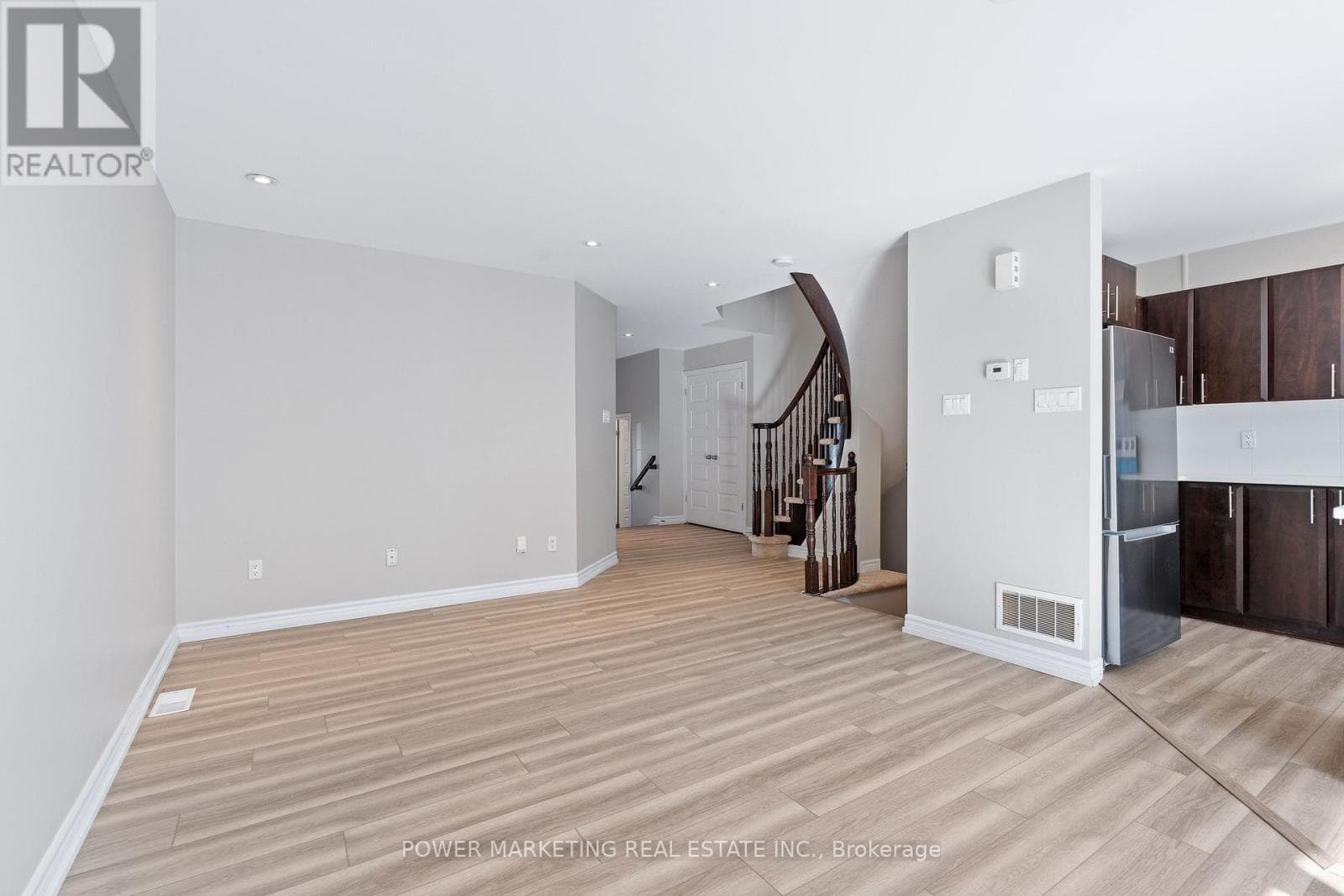 245 SILVERMOON CRESCENT — photo 4