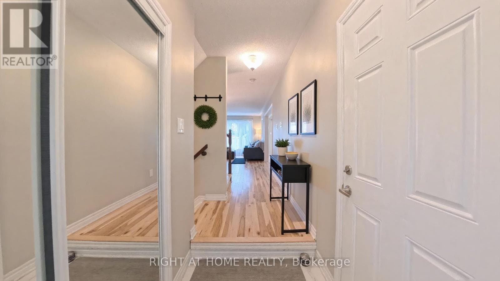 566 DUNDONALD DRIVE — photo 2