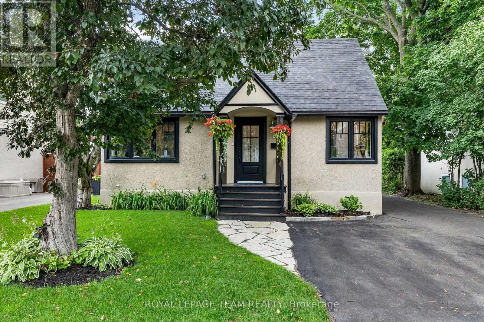 185 CAMELIA AVENUE — photo 2