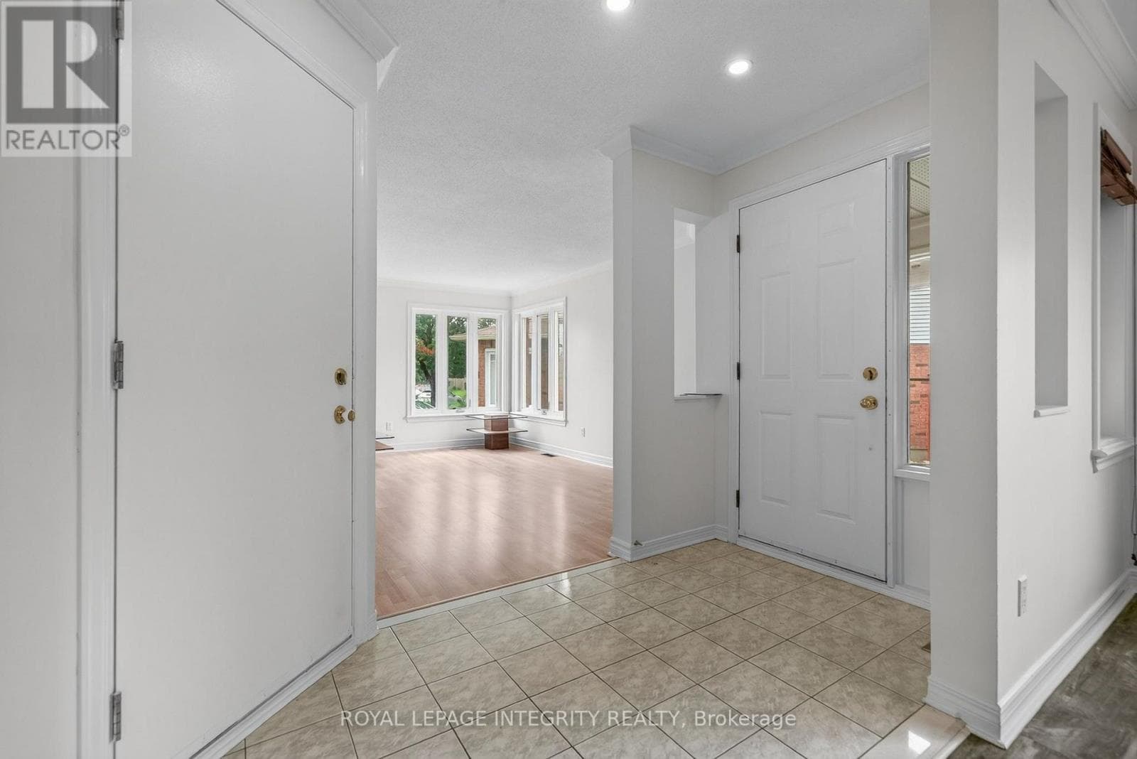 137 HUNTERSWOOD CRESCENT — photo 3
