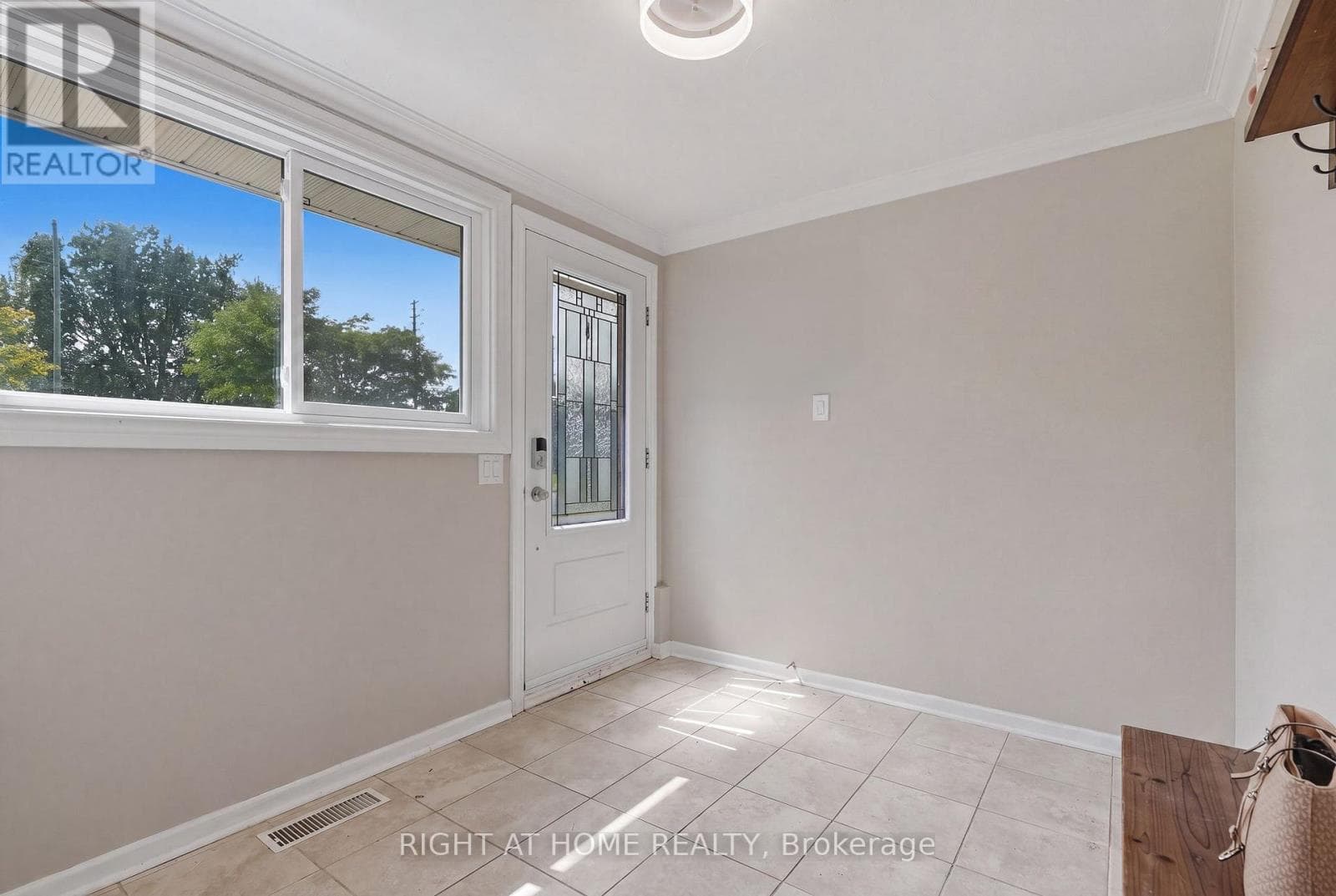 2346 EDWIN CRESCENT — photo 3